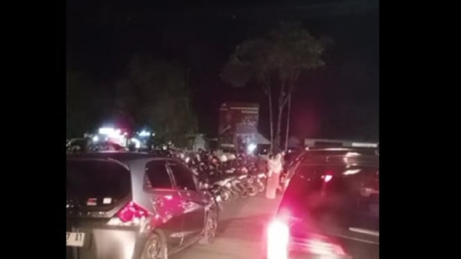 Ilustrasi Kemacetan di perlintasan kereta Kroya Cilacap