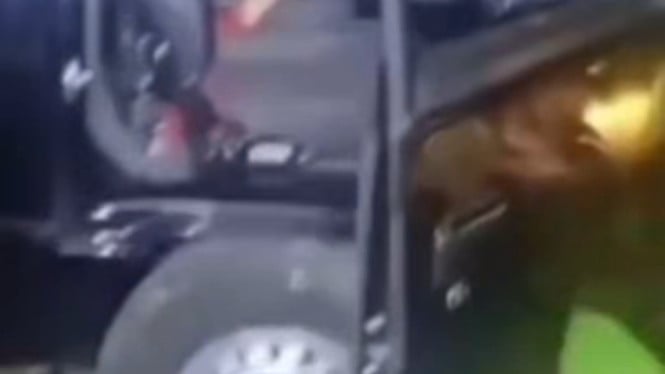 Mobil Pick Up Terjebak Salah Jalan di Jembatan Kali Pancur Cilongok