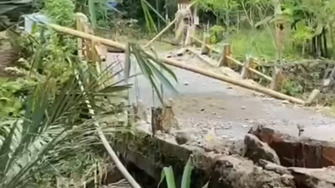 Akses Jalur Utama Cikakak Wangon Rusak Parah