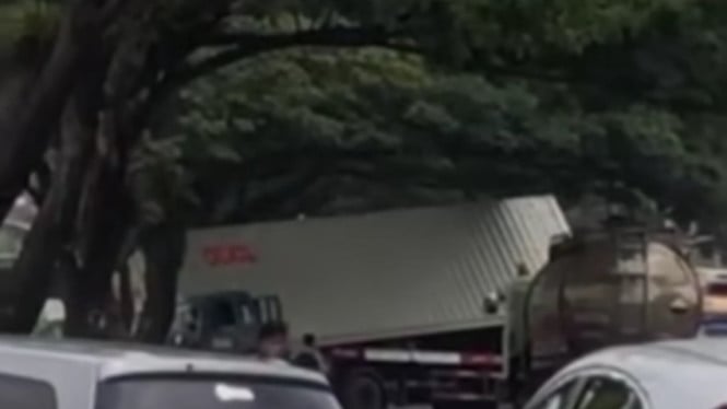 Truk Terguling Hingga Melintang di Jalanan depan SPBU Subah Batang