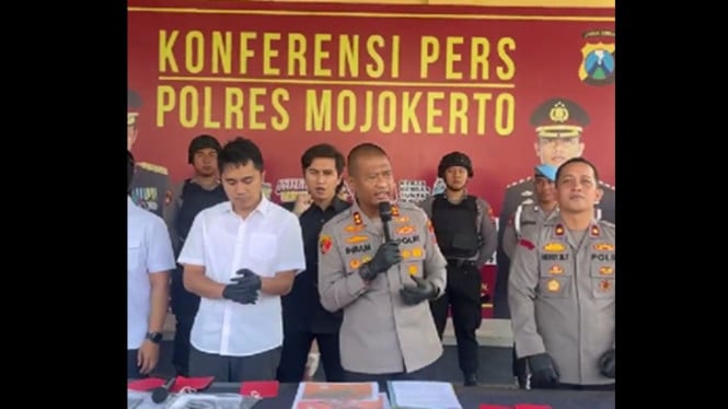 Pintu kos tiba-tiba tertutup saat rekonstruksi