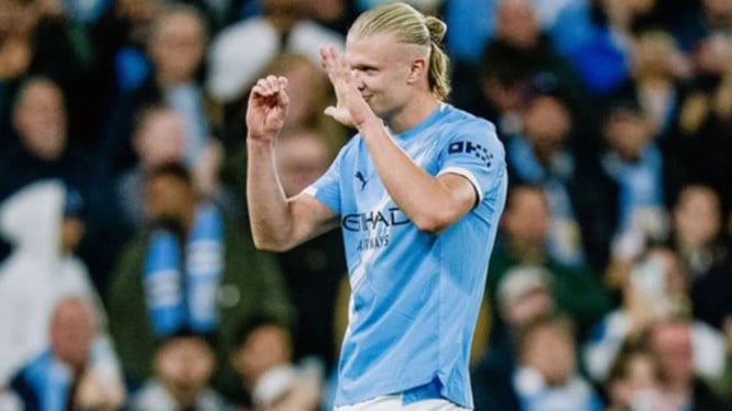Erling Haaland berselebrasi saat melawan Napoli