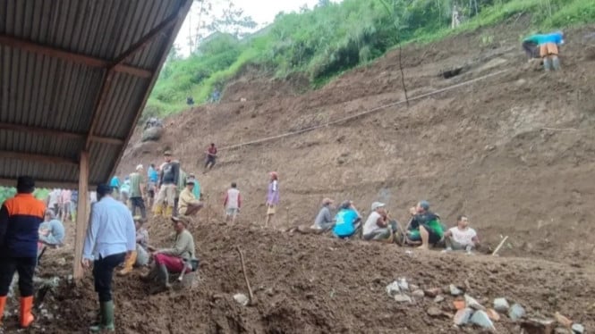 Penanganan Longsor Susulan di Desa Sirau Karangmoncol