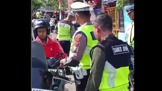 Ilustrasi Warga gagal masuk Samsat karena pakaian Sendal