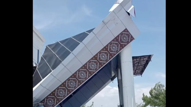 Kanopi KPT Brebes ambruk saat perbaikan