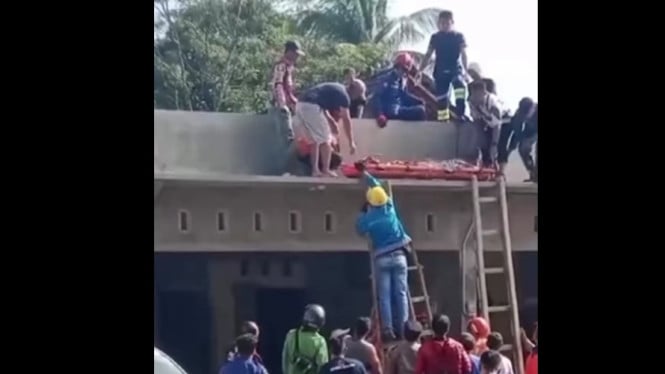 Evakuasi pekerja tersengat listrik di Kranggan Temanggung