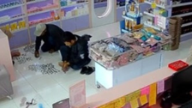 Dua pria diduga hipnotis kasir toko kosmetik