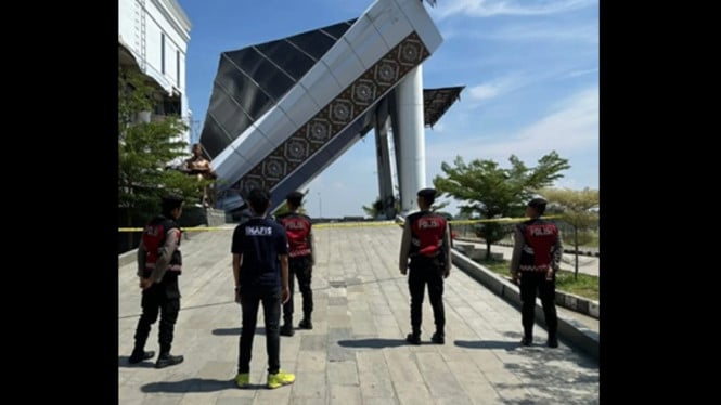 Teras KPT Brebes ambruk saat perbaikan
