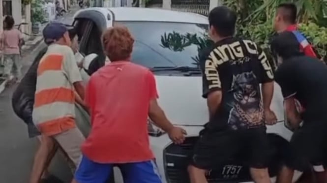 Damkar Banyumas evakuasi mobil terperosok