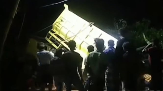 Truk Pengangkut Pasir Terjeblos di Rakit Banjarnegara