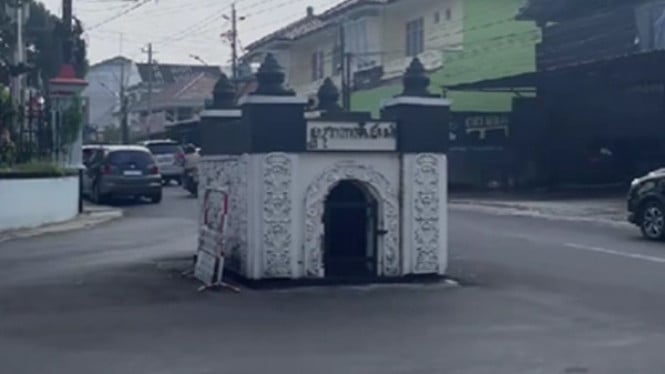 Makam Mbah Ragasemangsang unik di tengah jalan