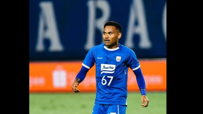 Saddil Ramdani mengenakan jersey Persib Bandung