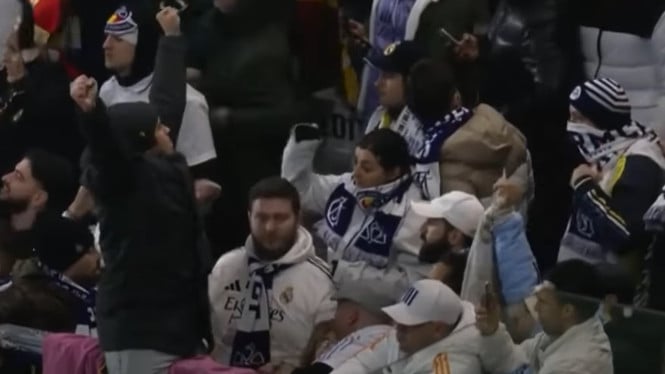 Penggemar Real Madrid bersorak merayakan kemenangan