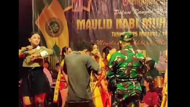 Pertunjukan Dolalak di panggung Desa Maron Wonosobo