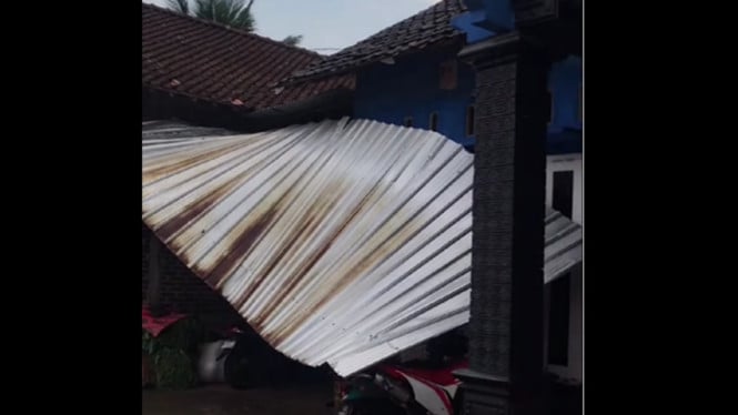 Atap rumah rusak diterjang angin kencang