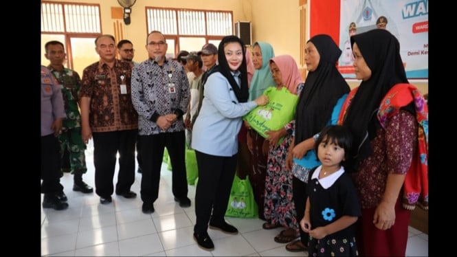 Bupati Brebes tinjau jalan rusak Usai Warga Patungan