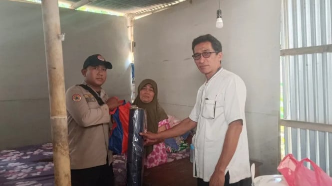 Penyaluran Bantuan Rumah Terdampak Longsor di Desa Sidanegara