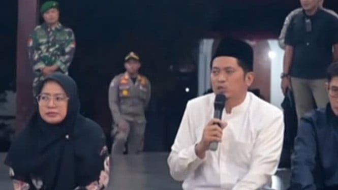 Petugas bantu warga urus dokumen secara daring