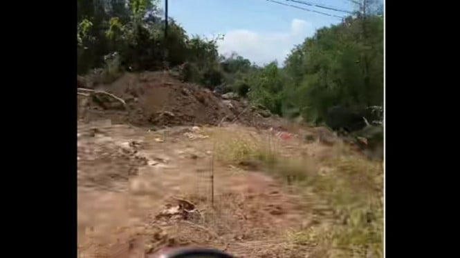 Pekerja DPUPR tengah perlebar jembatan
