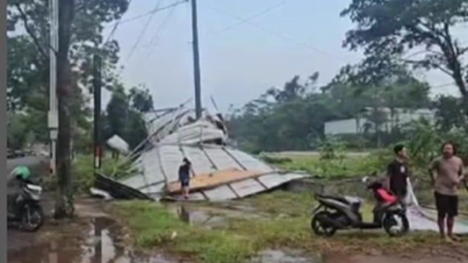 Atap rumah warga Temanggung rusak diterjang badai