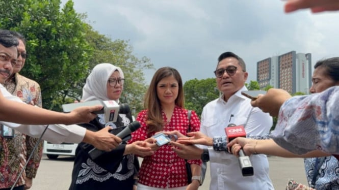 Penyerahan ID Pers Istana Jurnalis CNN Indonesia Diana Valencia