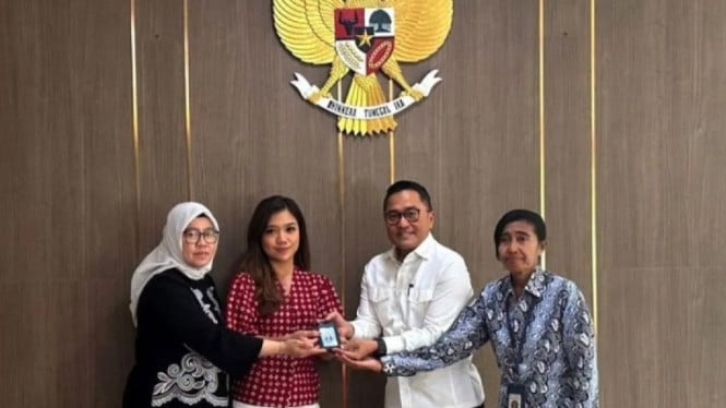 Wartawan CNN, Diana Valencia (tengah)