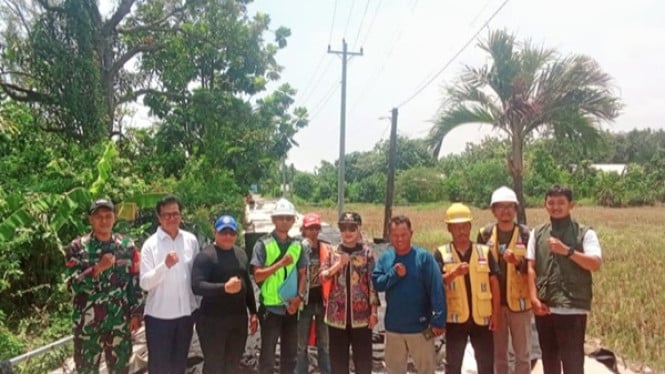 Bupati Kendal tinjau proyek jalan beton