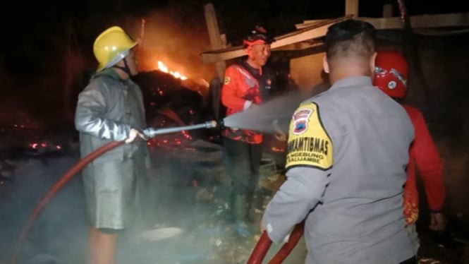 Petugas memadamkan kandang ayam di Dukuh Grasak, Sragen