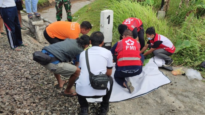 Evakuasi korban tertemper kereta api di Purworejo