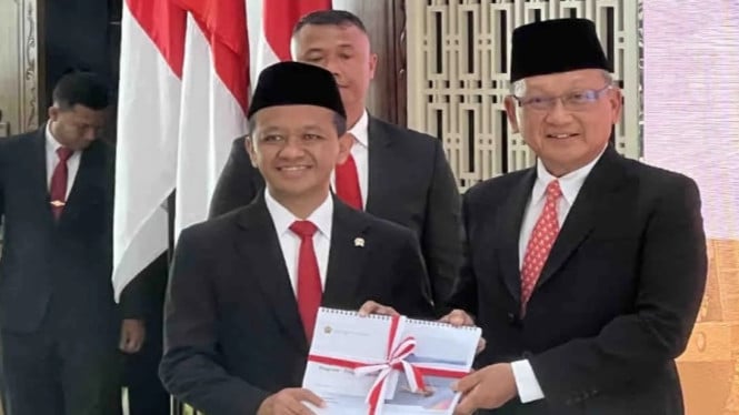 Menteri ESDM Bahlil Lahadalia (kiri)