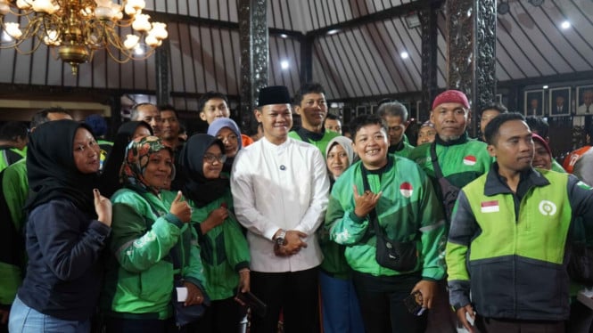 Bupati Fahmi berpose bersama Driver Online Purbalingga