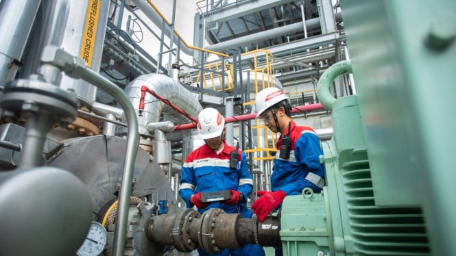 Ilustrasi pekerja lapangan Kilang Pertamina Internasional.