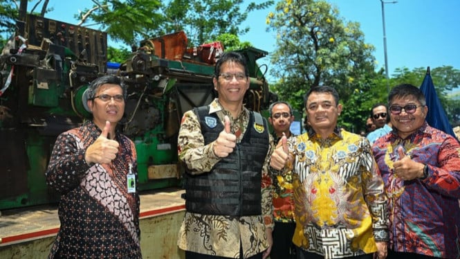 Menkeu Purbaya turut serta dalam pemusnahan rokok ilegal