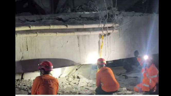 Evakuasi korban Ponpes Sidoarjo pakai alat berat