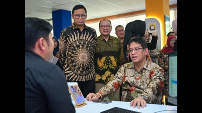Menkeu Purbaya saat jumpa pers di Surabaya