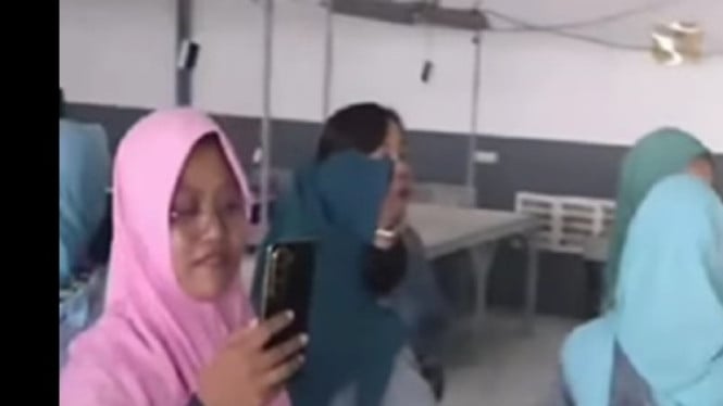Karyawan berpelukan penuh haru
