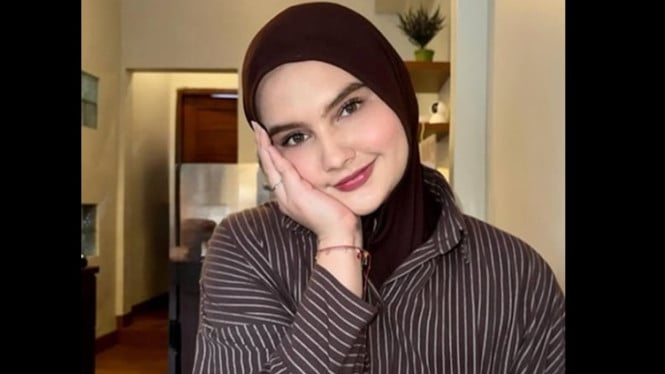 Jessica Rosmaureena tersenyum di media sosial