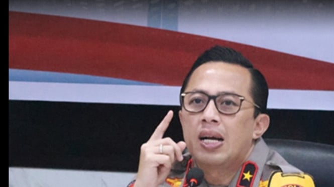 Brigjen Ade Ary memegang iPhone 17 Max terbaru