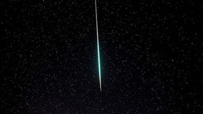 Ilustrasi Cahaya meteor terang di langit Cirebon