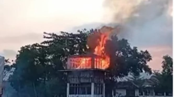 Ilustrasi Petugas padamkan api di Pasar Kota Wonogiri