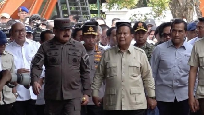 Presiden Prabowo Subianto (tengah)