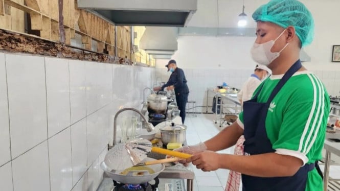 Koki dari berbagai SPPG di Jateng mendemonstrasikan memasak