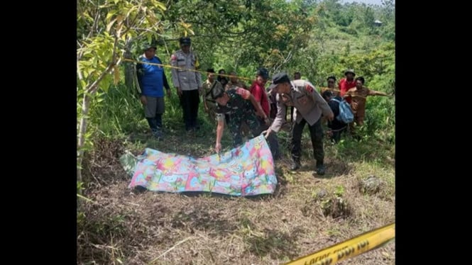 Evakuasi jasad warga Kebumen di hutan Ayah