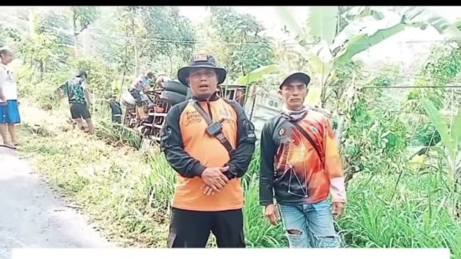 Insiden laka lantas Truk bermuatan pupuk di Banjarnegara.