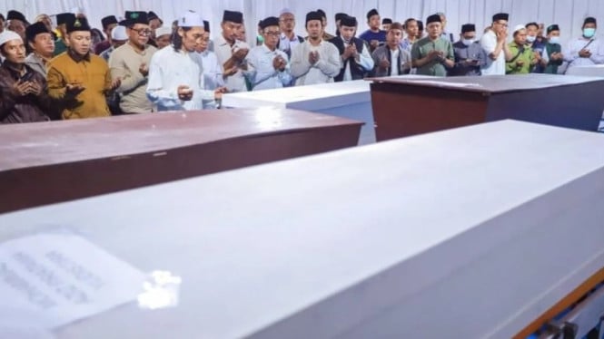 Rekan dan keluarga menggelar tahlil dan doa bersama untuk korban