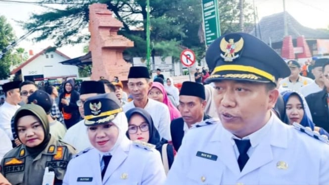 Bupati Situbondo Yusuf Rio Wahyu (kanan)