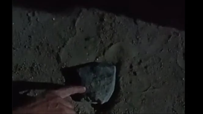 Batu hitam diduga meteor jatuh di Tegal