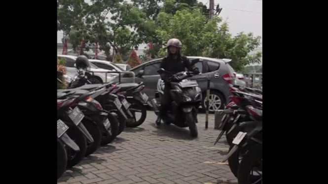 Juru parkir menarik retribusi di area Majenang