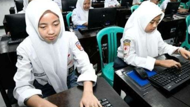 Seorang siswa SMA sedang melaksanakan uji coba TKA