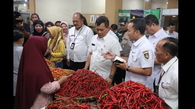 Ahmad Luthfi meninjau Kios JTAB di Pasar Legi